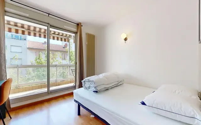Airy double bedroom in Gratte Ciel 0