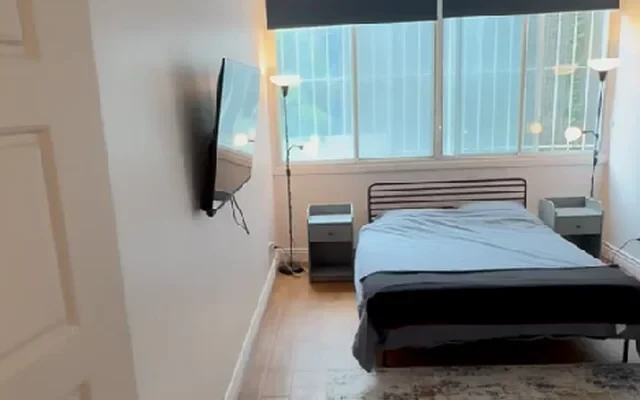 Pearson Housing - 1350 Rue du Fort - Montreal student accommodation - Deluxe Room in a 3-bedroom