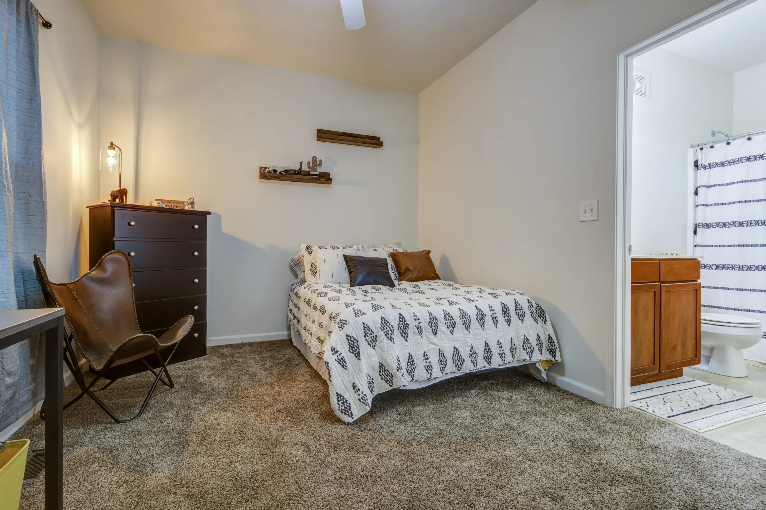 2 BEDROOM, 2.5 BATH TOWNHOME