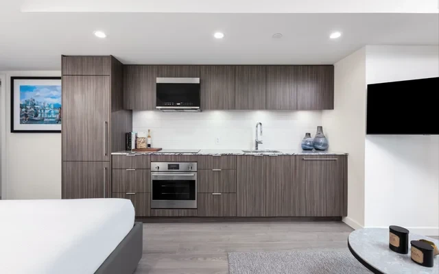 Level Hotels & Furnished Suites – Howe 1