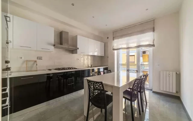 Delightful 3-bed flat w/ balcony 0