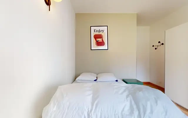 Airy double bedroom in Gratte Ciel 2