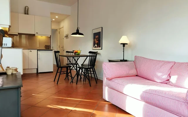 Sun-filled, comfy & central. Views of La Rambla.RJ 4