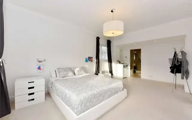 Avenue Close 3