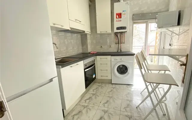 Attractive single bedroom with balcony - Madrid student accommodation - Single Bedroom with Balcony