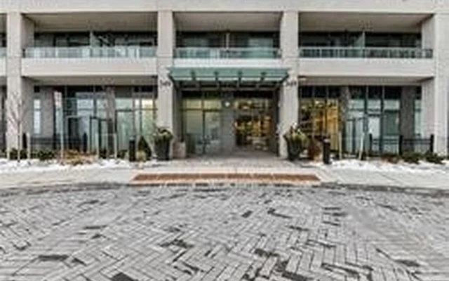 Entire Place·2B2B···349 Rathburn Rd W 2