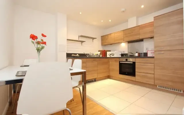 apartment near Zenith Basin, 594 Commercial Road 4