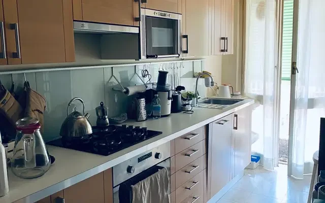 Bright private room with balcony in elegant Milan apartment - Milan student accommodation - Single bedroom