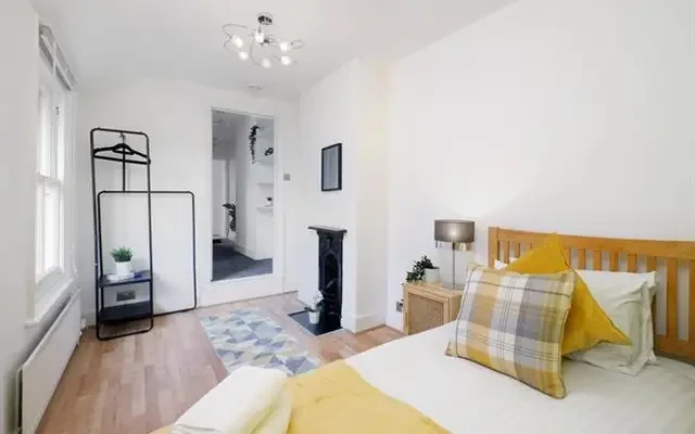 Gibbon Road, Kingston Upon Thames, KT2 6AA 4