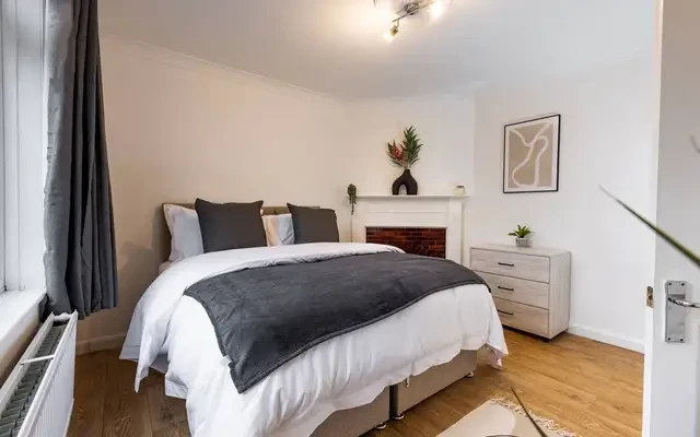 5 bed house (sleeps 9) with parking 4
