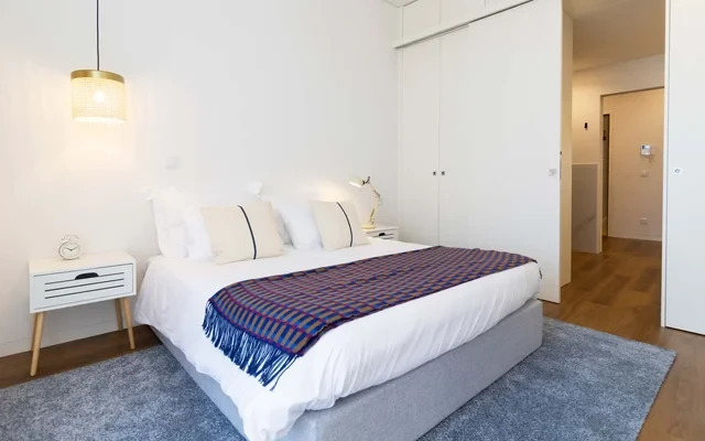 Stylish 1-Bedroom Apartment with Balcony on Rua do Carmo, Porto 4
