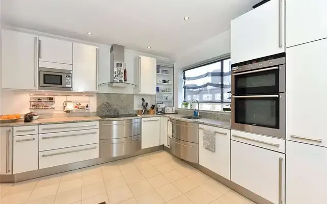Avenue Close 1