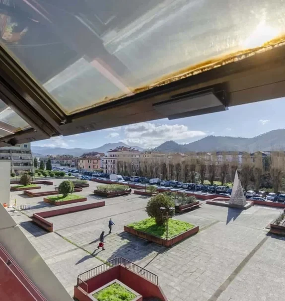 Spacious Apt for 6, near train station and beach