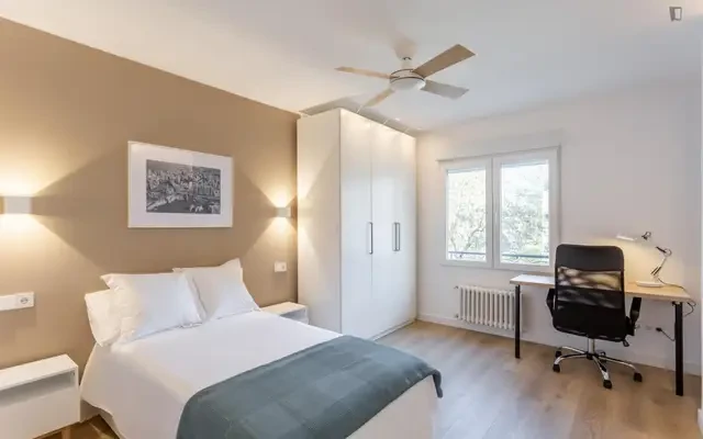 Inviting double bedroom near Facultad de Teología 2