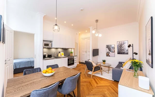 Urbaner Luxus: Neu renovierte 3-Zimmer-Wohnung im Kollwitzkiez 0