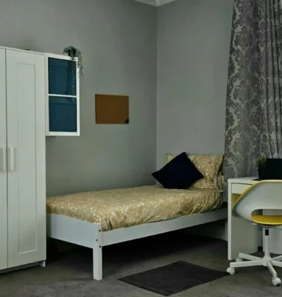 Bed in a homely triple bedroom, in Phibsborough