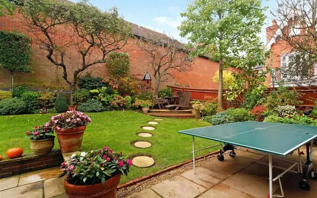 Devey Close, Kingston Upon Thames, Surrey, KT2 7DZ 4
