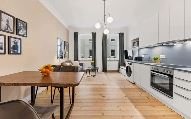 Modern, freshly renovated 2 room apartment with the best connection in Prenzlauer Berg 2