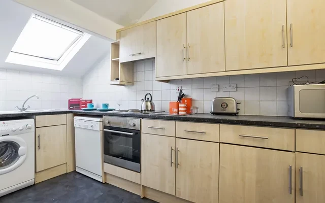 Flat 2, 1 VICTORIA ROAD 4