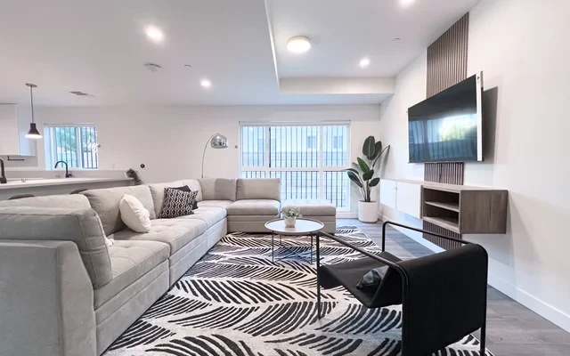Private Room with Bath Near USC at 1439 W 37th Dr 0