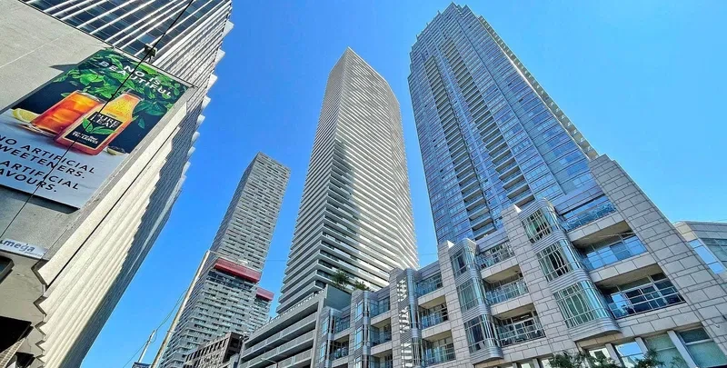 2221 Yonge Condos