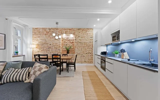 Luxurious, freshly renovated 4 room apartment in Prenzlauer Berg in the heart of Berlin. 4