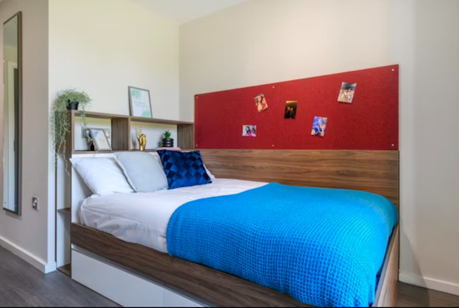 Bedroom Bronze (Shared Bathroom 15)