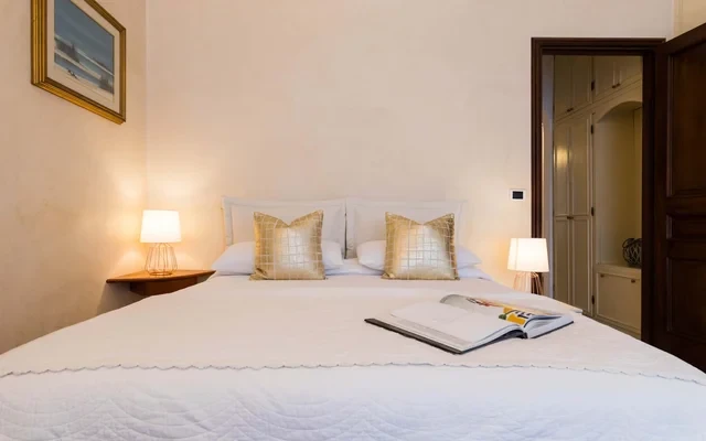 LUXURY FLAT IN THE CENTRE WITH PARKING SPACE 2