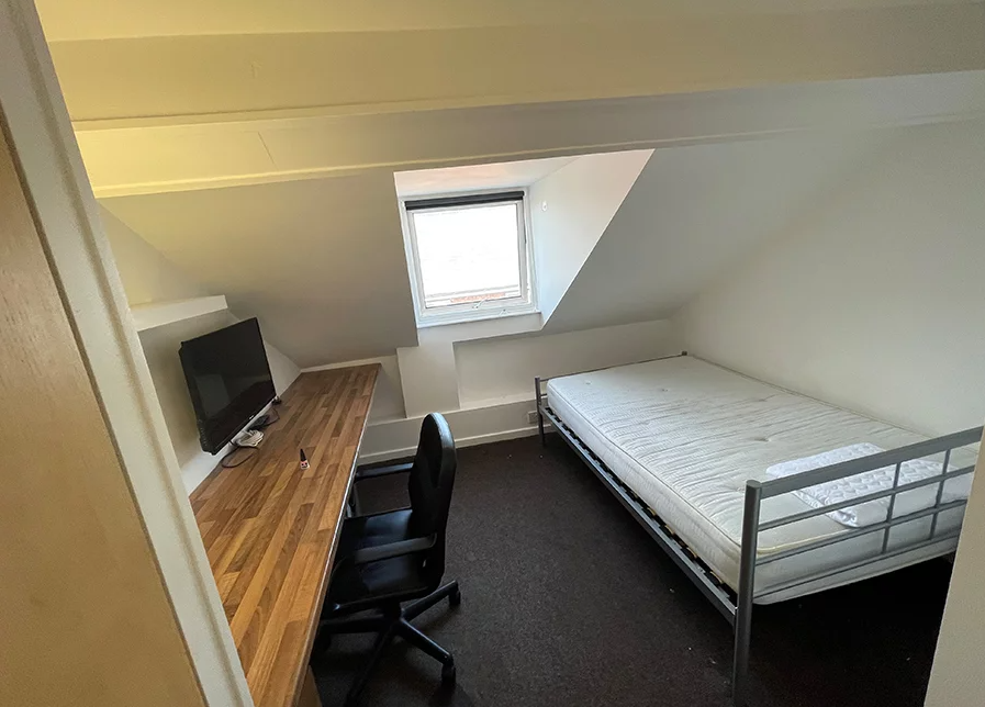 Halls E: Standard Ensuite Rooms Attic