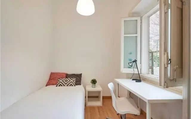 Attractive single bedroom near Alameda metro station – Studentenunterkunft in Lissabon – Single bedroom