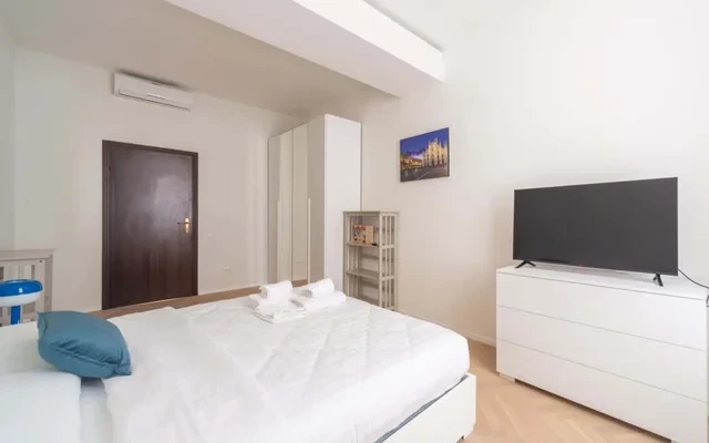 Charming 2-Bedroom Apartment in Milanese Building 2