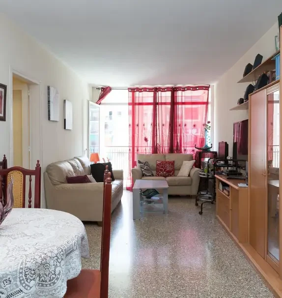 Comfortable double bedroom in a flat in La Sagrera