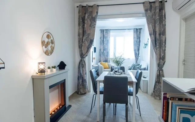 STUDIO APARTMENT (up to 4) with LIVING AREA, 15 min to DOWNTOWN #R15 0