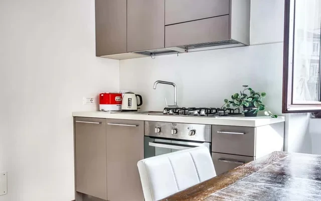 Classic 1-bed flat w/ balcony 3