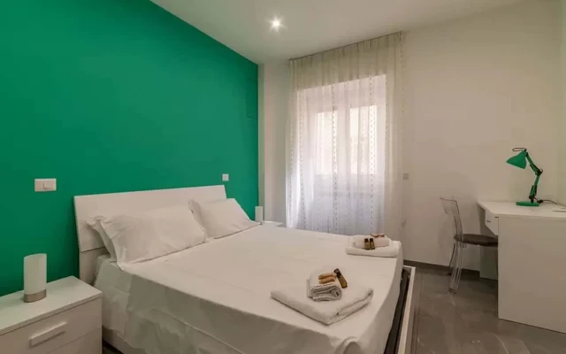 Delightful 3-bed flat w/ balcony 1