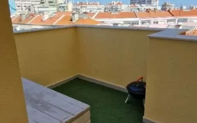 High-floor two-bedroom apartment with terrace in Lisbon 2