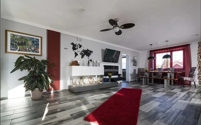 Geschmackvolle und geraeumige Wohnung mit drei Zimmern sowie Loggia und Einbaukuche in Friedrichshafen 1