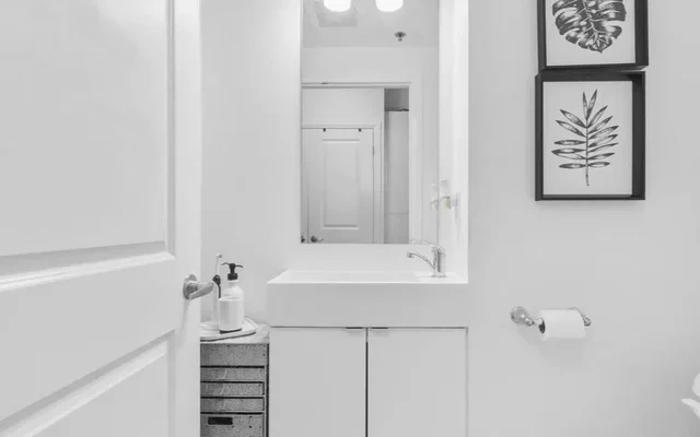 636 - 1900 Simcoe Street 4