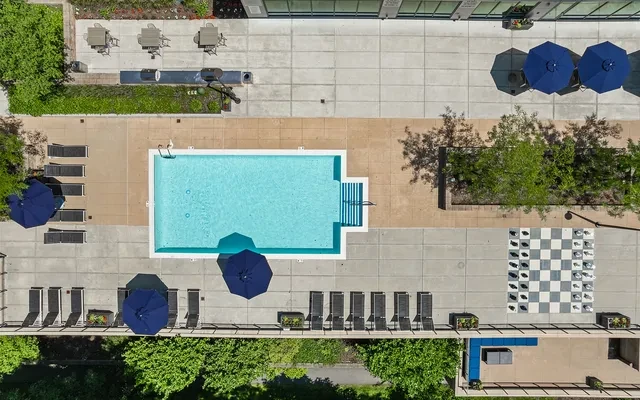 Bell Olmsted Park Apartments - chỗ ở sinh viên tại Boston - Bể bơi