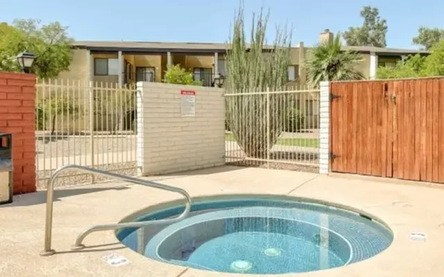 Las Brisas Apartments 3