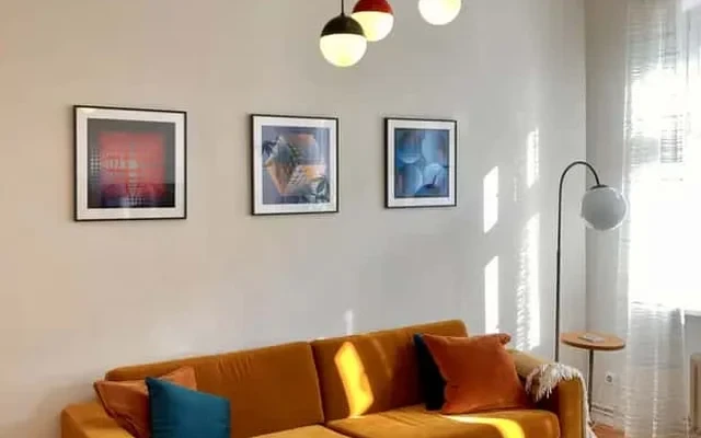 Elegant, cozy & fully furnished south-facing apartment near Savigny Platz & Ku'damm 1