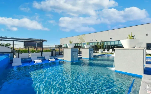 Buffalo at Arlington - Arlington student accommodation - Swimming pool