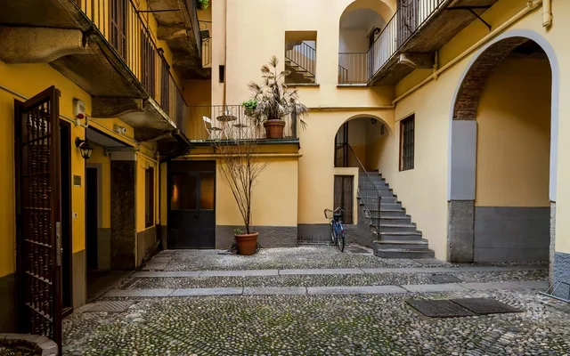 Bright Open-Space with a View of the Navigli in Via Ripa di Porta Ticinese, Milan 3