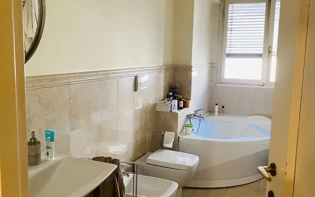 Bright private room with balcony in elegant Milan apartment - Milan student accommodation - Single bedroom