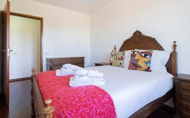 Spacious 3-Bedroom Apartment on Rua Alfredo Keil, Porto 2