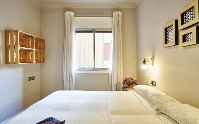 Spacious 3 bedroom flat with balcony in PobleSec, near Plaza Espana 0