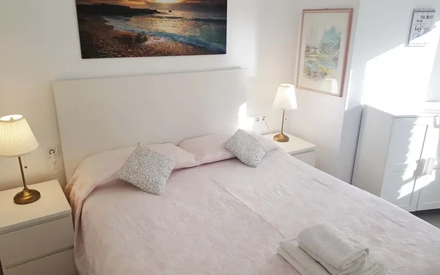 Moderno apartamento de 1 dormitorio con oficina independiente cerca de la Ciudad de las Artes y las Ciencias 0