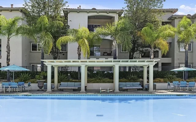 Villas at Towngate - ที่พักนักศึกษาในโมเรโนแวลลีย์ - สระว่ายน้ำ