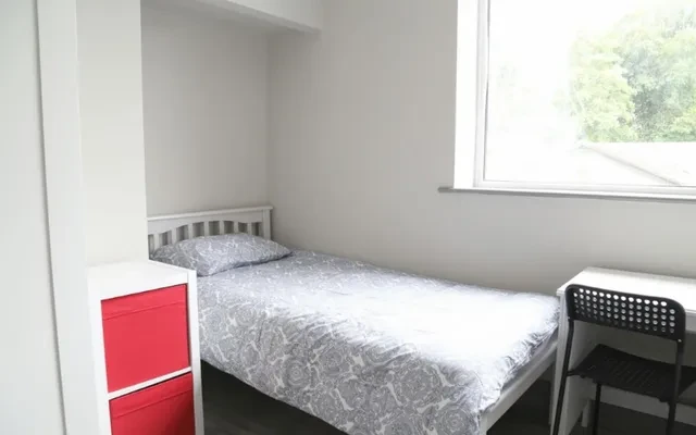 Bed in a comfy twin bedroom, in Glasnevin 3