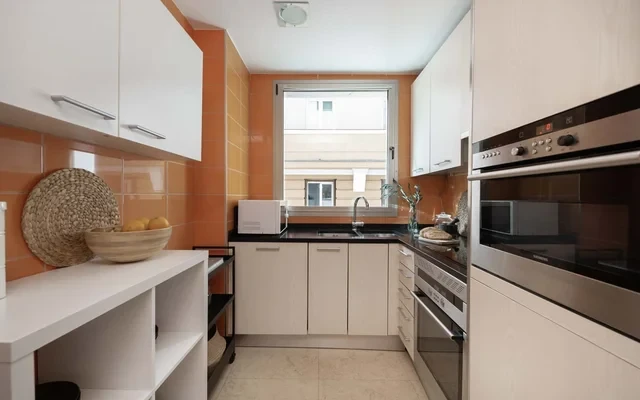 Naima - 2 bedrooms and pool in Trafalgar 3